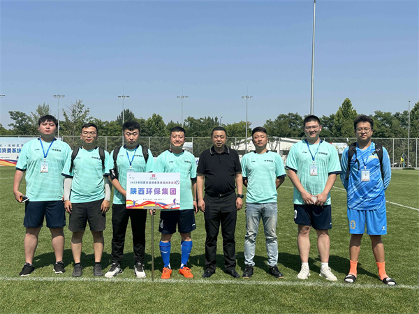 1688006439509675g7lK.jpg 黨委副書(shū)記劉青剛與隊(duì)員合影(1M).jpg